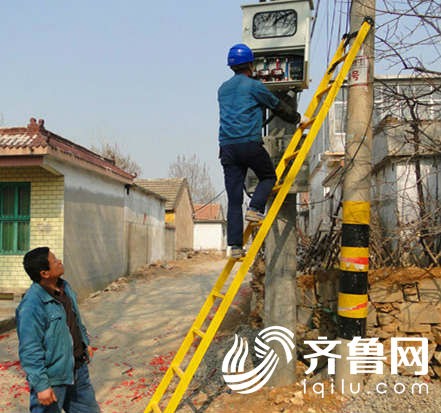 電業人員合上電閘