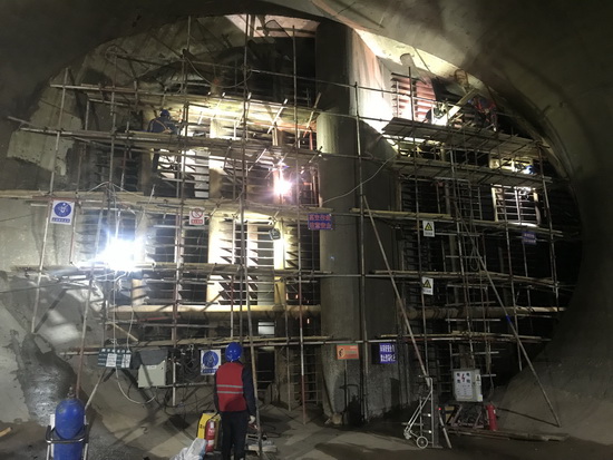 國網劉家峽水電廠7、8號機組進水口攔污柵補焊打磨修復順利完成