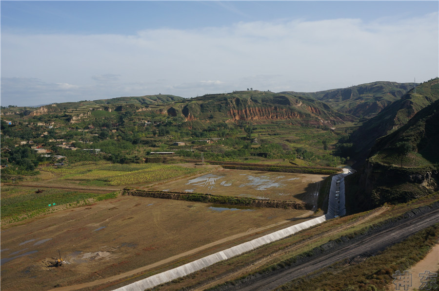 煤矸石填溝造地，千畝溝壑變良田
