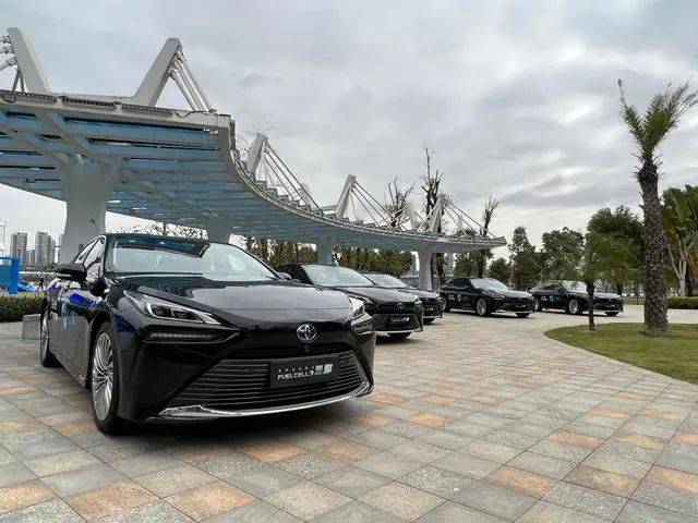 全國首個氫燃料電池轎車全場景規?；痉哆\營項目正式啟動