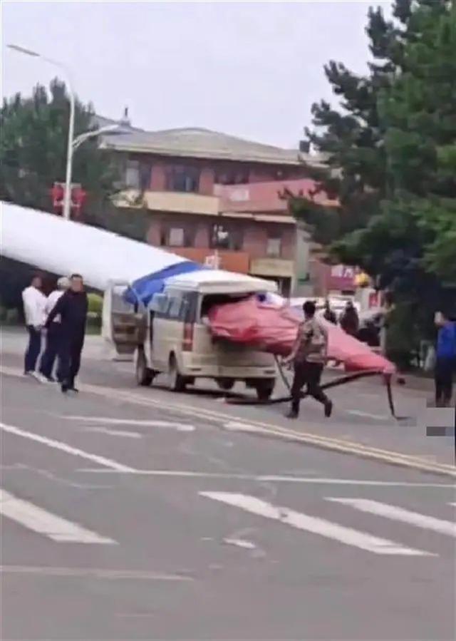 黑龍江一面包車被風電機葉片刺穿，知情人：車上載有7人