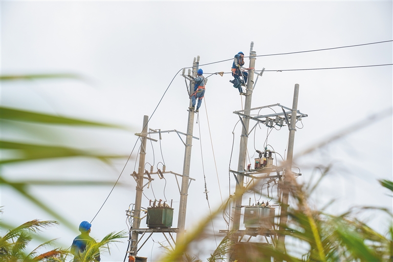 保亭、三亞等多個市縣供電隊伍全力支援文昌搶修復電