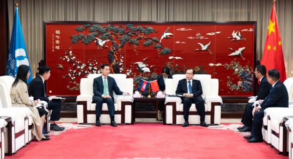 華電集團(tuán)董事長(zhǎng)、黨組書記江毅與柬埔寨礦能部部長(zhǎng)高·洛塔納會(huì)談